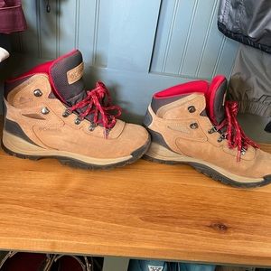 Columbia hiking shoes (W size 9)